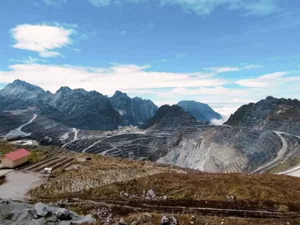 Puncak Jayawijaya, Puncak Tertinggi Indonesia yang Unik dengan Salju Abadi di Papua