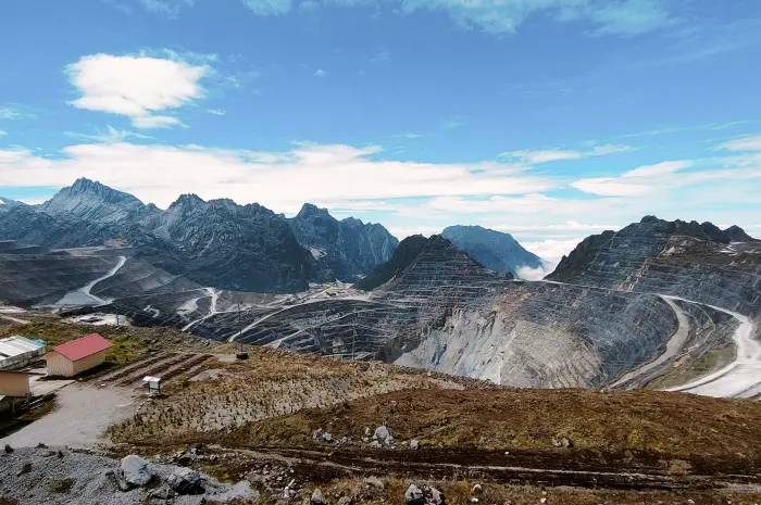 Puncak Jayawijaya, Puncak Tertinggi Indonesia yang Unik dengan Salju Abadi di Papua