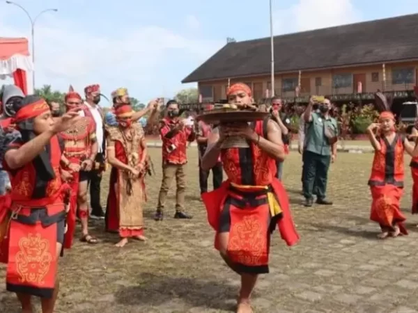 Tradisi Unik Suku Dayak