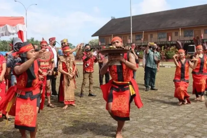 Tradisi Unik Suku Dayak